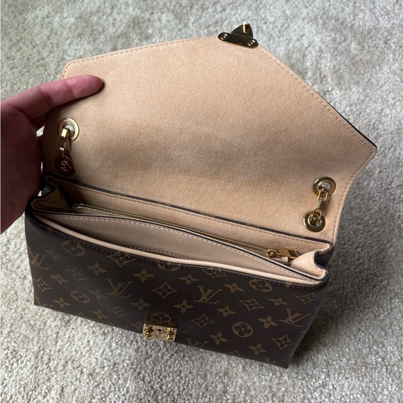 ✨GENUINE✨ LOUIS VUITTON Monogram Pallas Chain (Gold) in Crème - Picture 9 of 10